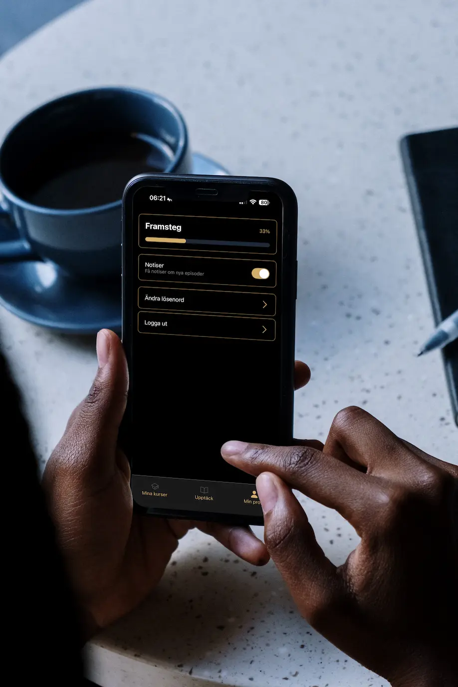 Fastighetsgurun-app med kursframsteg och notiser för digital utbildning inom fastighetsförvaltning
