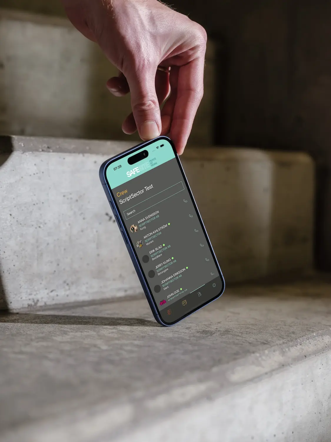 Mobilapp för byggarbetsplatsens platsledning med kontaktlista och snabb kommunikation vid nödläge